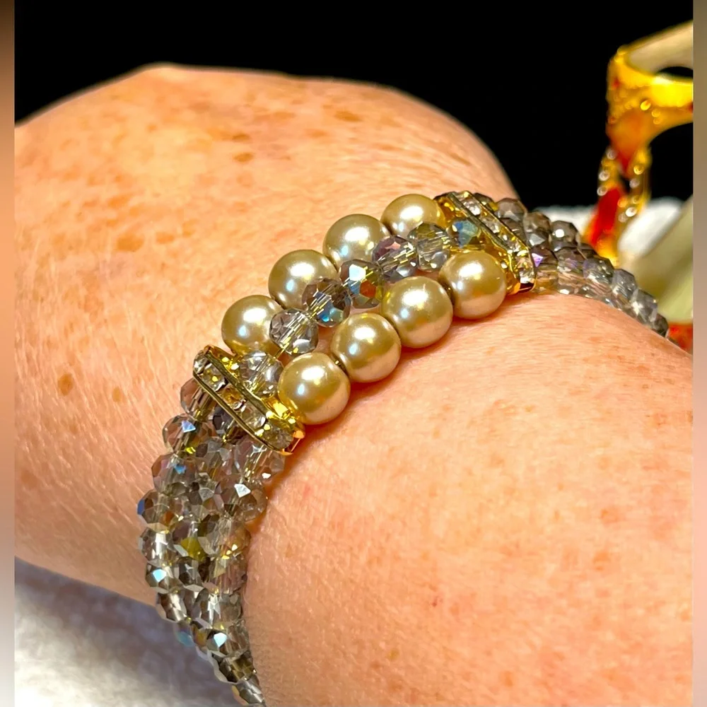 Gorgeous elegant old world charm cuff bangle - Picture 2 of 9